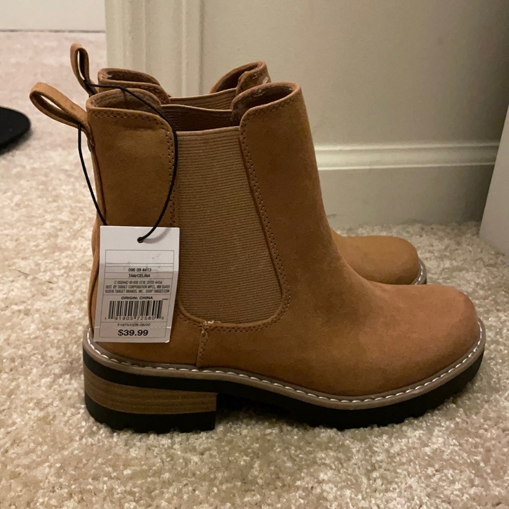 never worn BNWT camel target chelsea celina boot